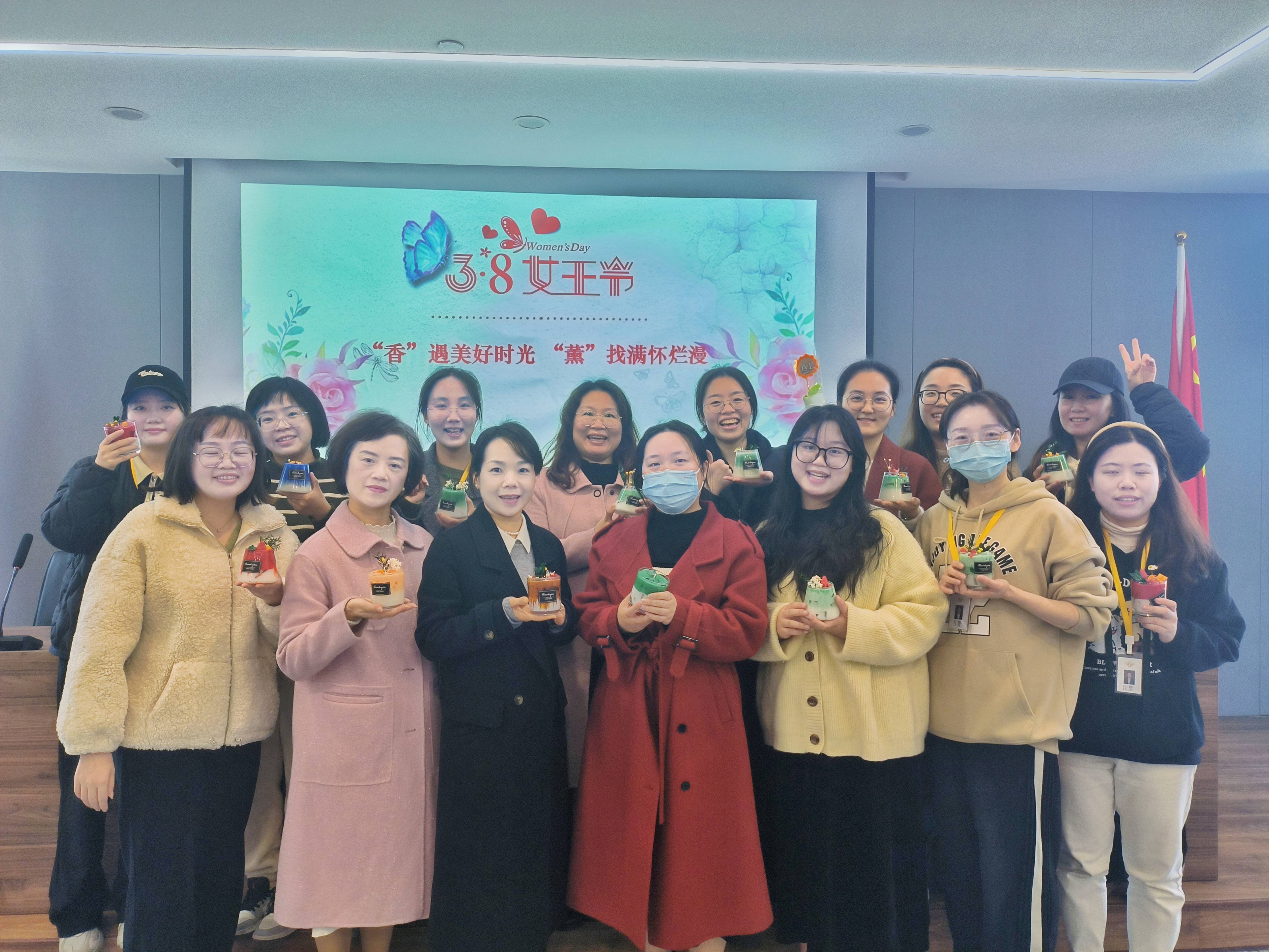 “香”遇美好時光、“薰”找滿懷爛漫丨面粉公司開展三八婦女節(jié)香薰蠟燭手作活動